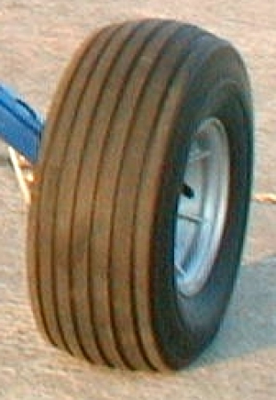 Reifen 15x6-6 (6PR) inkl Schlauch mit 90° abgewinkeltem Ventil
